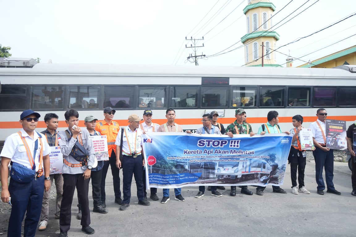 KAI Sumut, KAI Bandara, dan Komunitas Divre 1 Railfans menggelar sosialisasi keselamatan di perlintasan sebidang di Jalan Wahidin, Kota Binjai, Minggu (9/11).