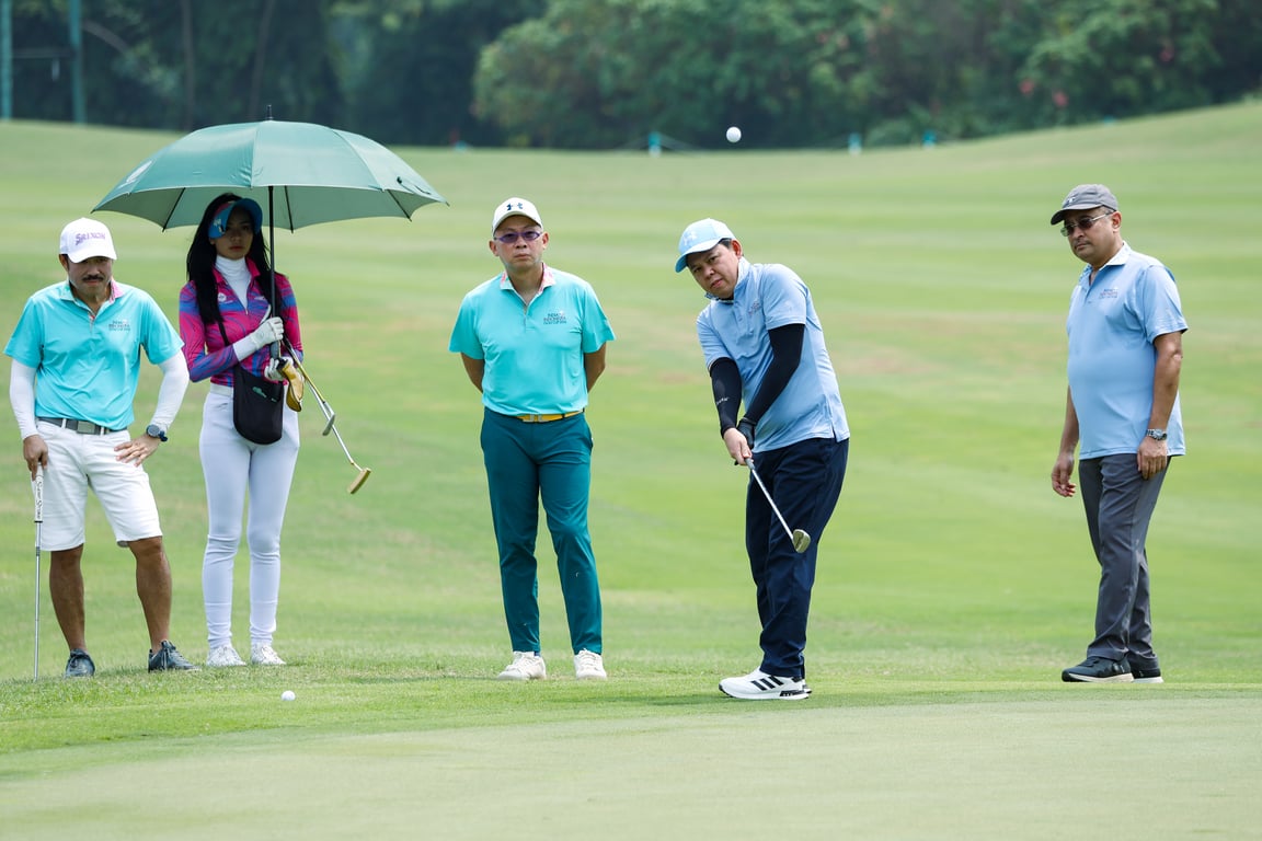 Duta Besar India untuk Indonesia, Sandeep Chakravorty (kanan) bersama Ketua DPD RI, Sultan Bachtiar Najamudin saat mengikuti turnamen India-Indonesia Golf Cup 2026 di Pondok Indah Golf Course, Jakarta, Sabtu (22/8/2026).