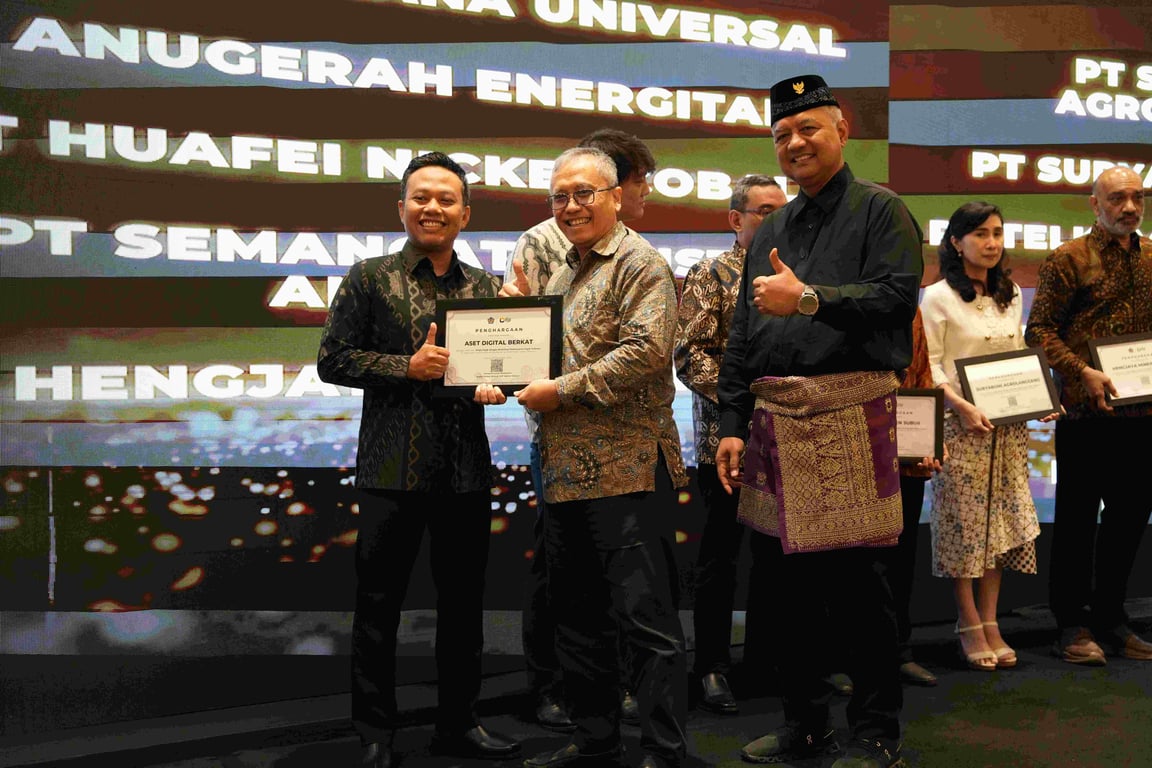 Staf Ahli Menteri Keuangan (Menkeu) Bidang Peraturan dan Penegakan Hukum Pajak Iwan Djuniardi memberikan penghargaan sebagai salah satu Wajib Pajak dengan Kontribusi Pembayaran Pajak Terbesar kepada CFO Tokocrypto, Sefcho Rizal. Sumber: Kanwil DJP Jaksel I.