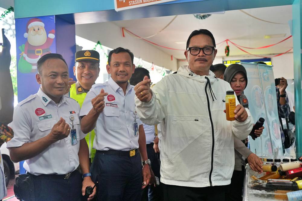 Wali Kota Madiun, Maidi, VP Daop 7 Madiun Ali Afandi dan KSB Madiun di Salah Satu Stand UMKM Stasiun Madiun