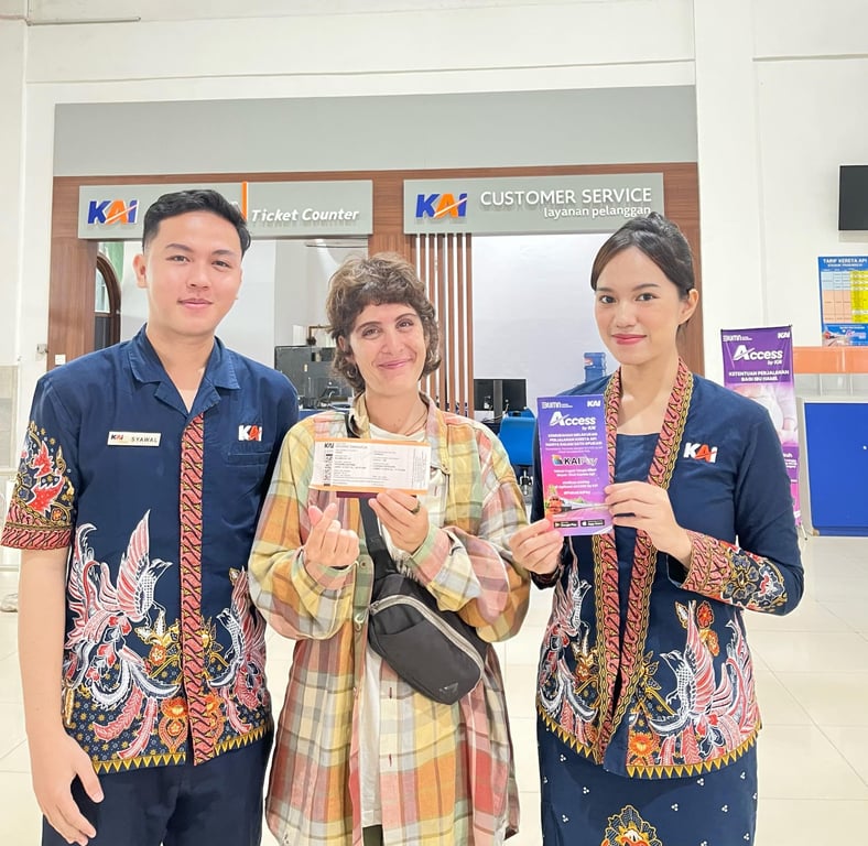 Foto : Penumpang wistawan mancanegara yang menggunakan kereta api di Sumatera Selatan