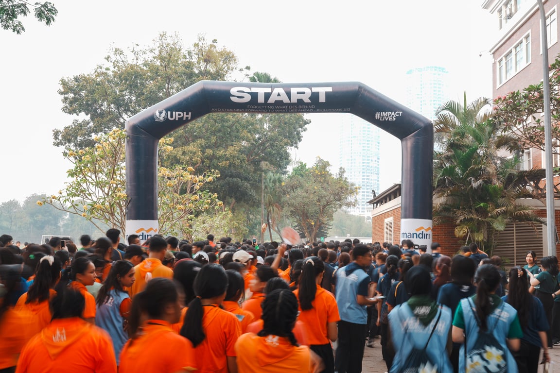 Founder’s 5K Run, tradisi UPH yang mempertemukan mahasiswa baru, dosen, staf, dan pimpinan universitas dalam pengalaman bersama. Ribuan peserta berlari sejauh lima kilometer mengelilingi kawasan Lippo Village dengan membawa pesan&nbsp;Finish What You Start.&nbsp;&nbsp;