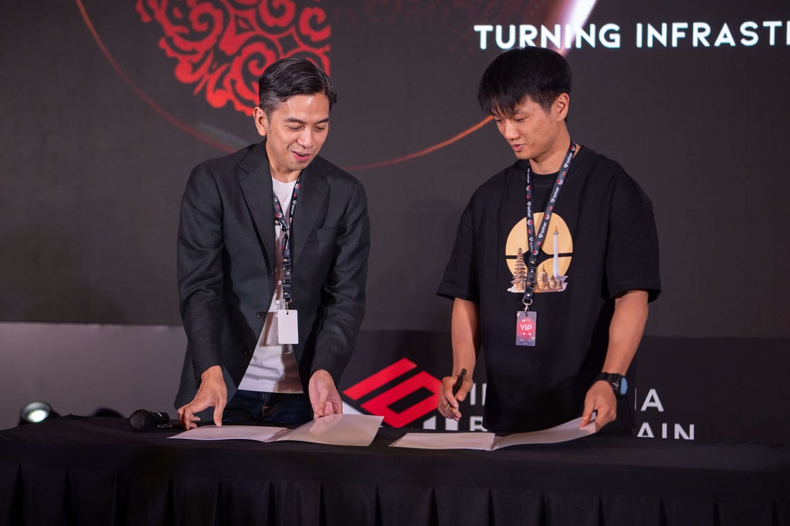 CEO dan Founder FLOQ, Yudhono Rawis dan CEO Aster, Leonard menandatangani MoU di Indonesia Blockchain Week 2026 pada 13 Agustus 2026. Sumber: FLOQ.