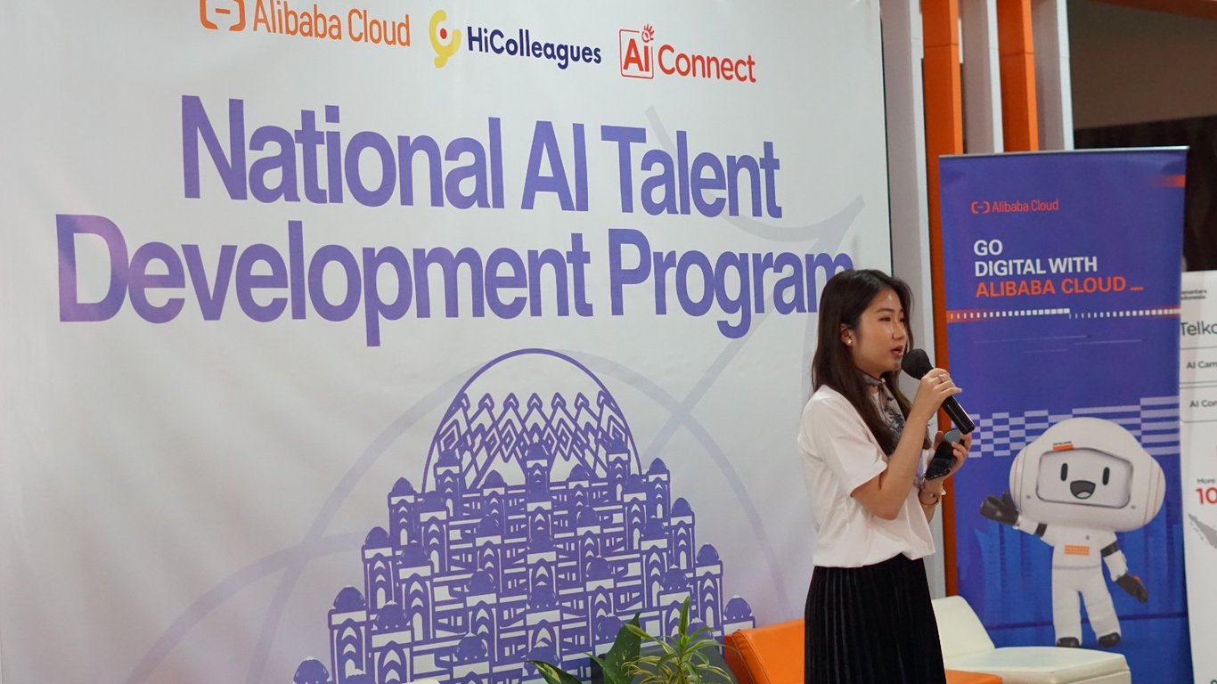 Sesi training oleh Sunny Jovita (Solution Architect Alibaba Cloud Indonesia)