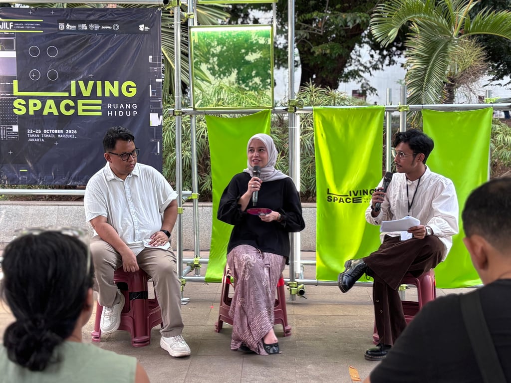 Suasana diskusi publik KaryaKarsa mengenai perjalanan cerita dan tantangan kreator di era platform digital pada perhelatan Jakarta International Literary Festival (JILF) 2026.