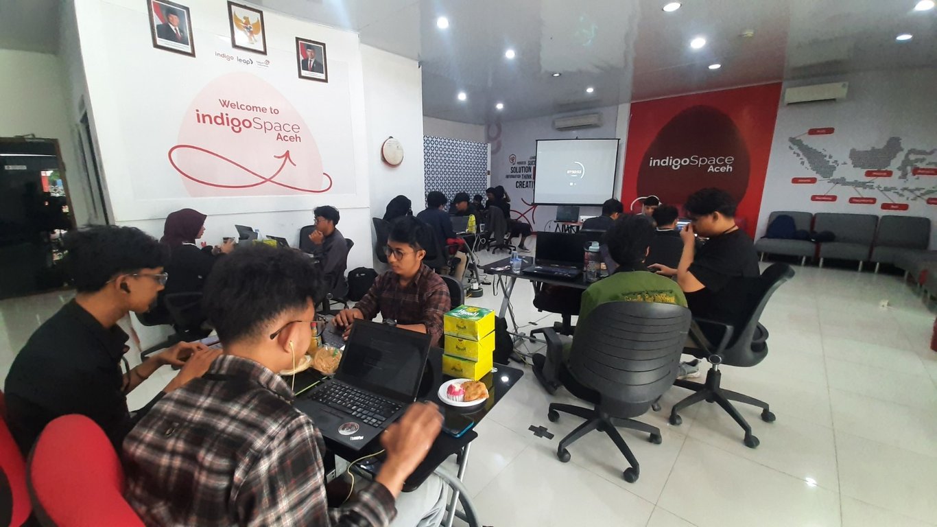 Sesi hacking, peserta bekerja intensif mengembangkan solusi berbasis AI