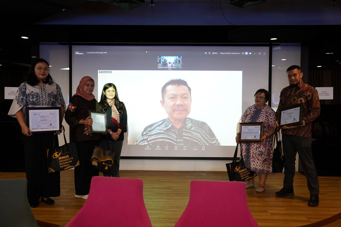 (tengah) Bapak Inra Gunawan, Legal Compliance and Human Resources Head RAPP (APRIL Group)&nbsp;memaparkan tentang praktik bisnis dan tata kelola di APRIL (Group).