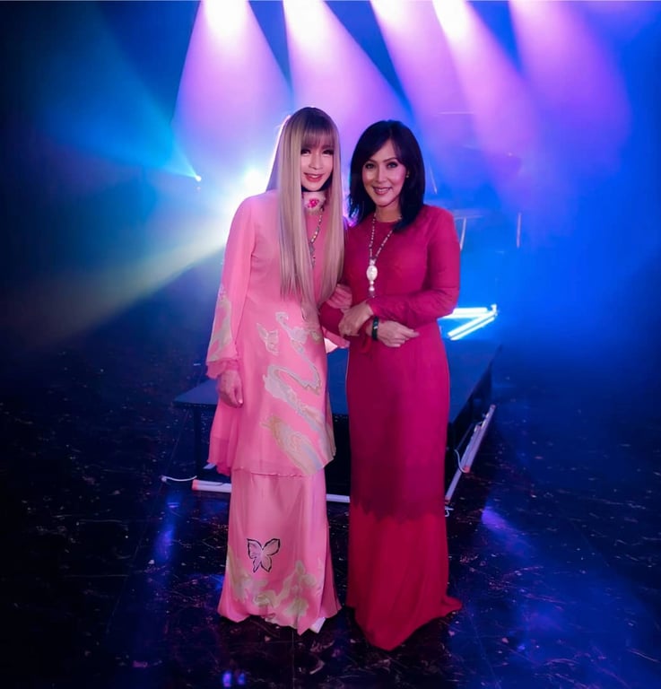 Penyanyi JessC (kiri) bersama diva Malaysia Fauziah Latiff dalam kolaborasi mereka melalui lagu “Tak Terpisah”.