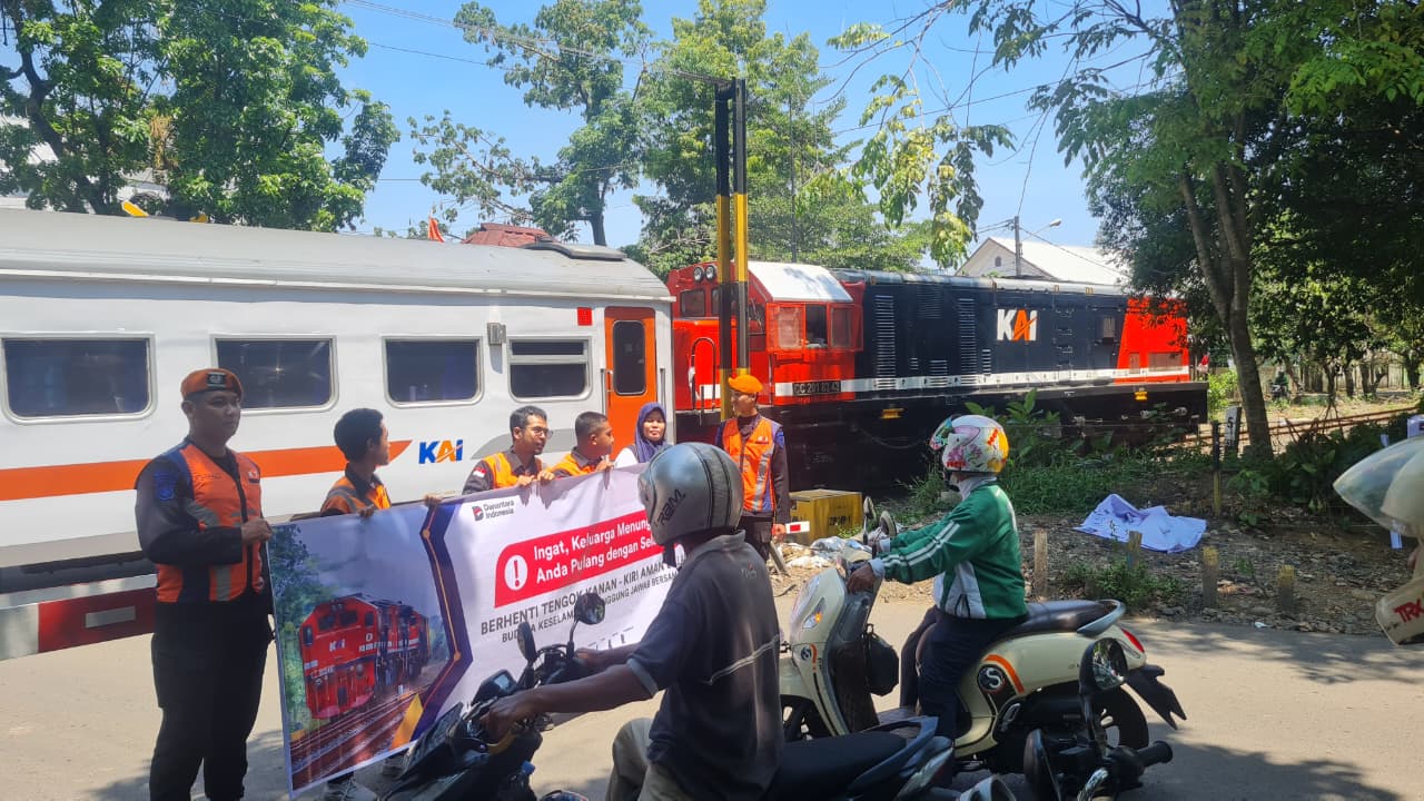 Foto : Sosialisasi disiplin di perlintasan sebidang kepada masyarakat pengguna jalan