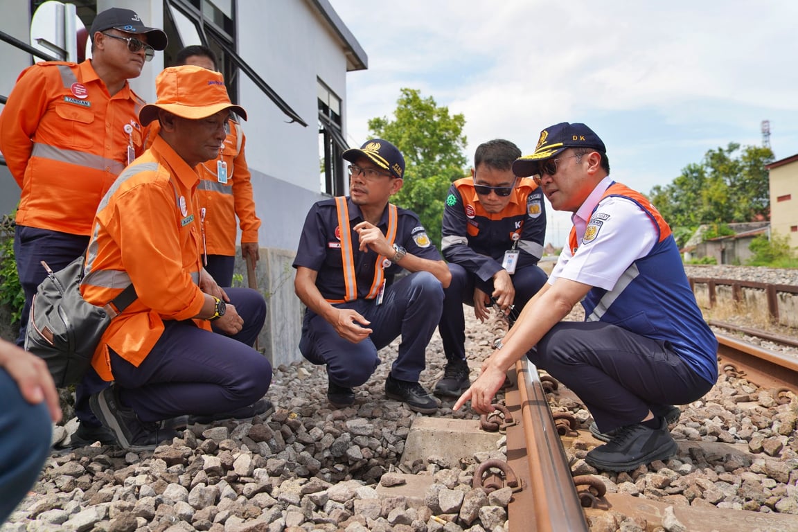 KAI Daop 7 Madiun melakukan pemeriksaan langsung kondisi prasarana rel sebagai bagian dari penguatan pengamanan perjalanan kereta api selama masa libur Natal dan Tahun Baru