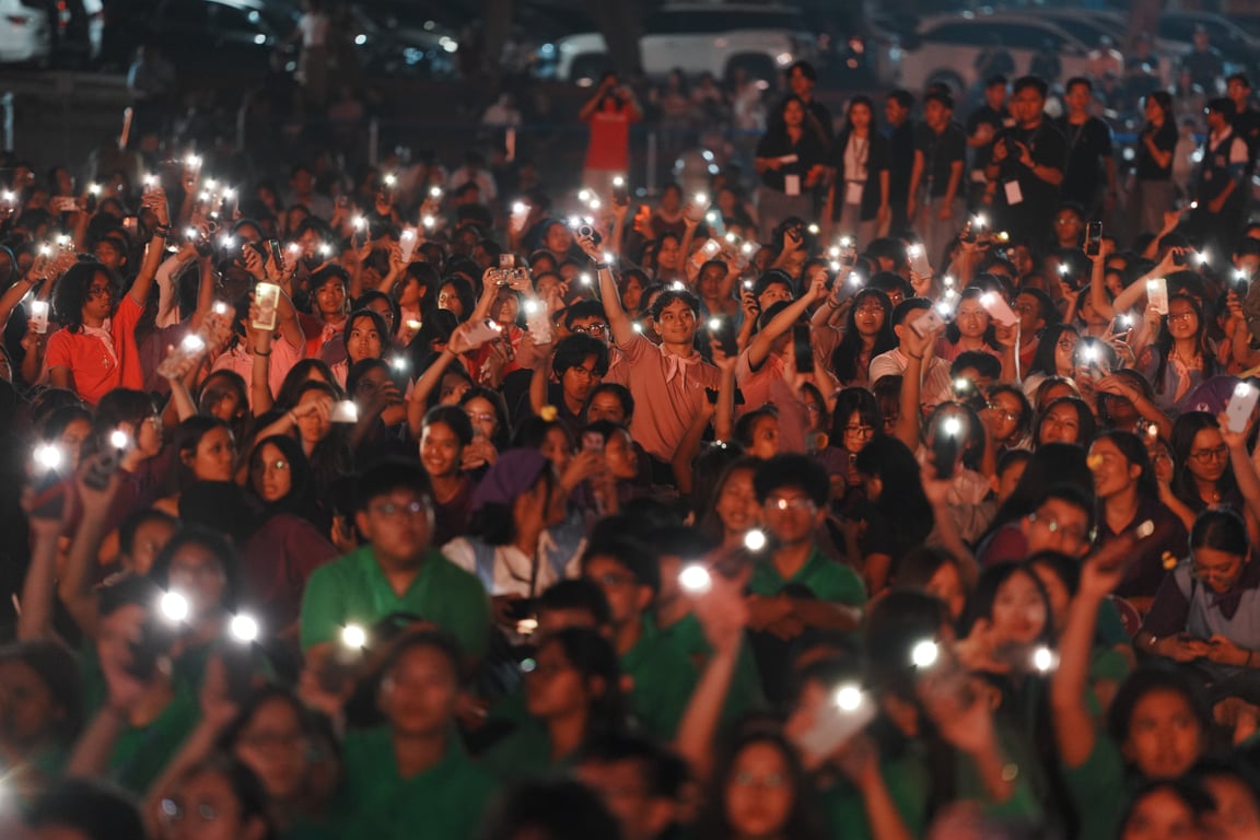 Ribuan mahasiswa baru UPH saat mengikuti Imago Dei Celebration Concert and Fireworks.

