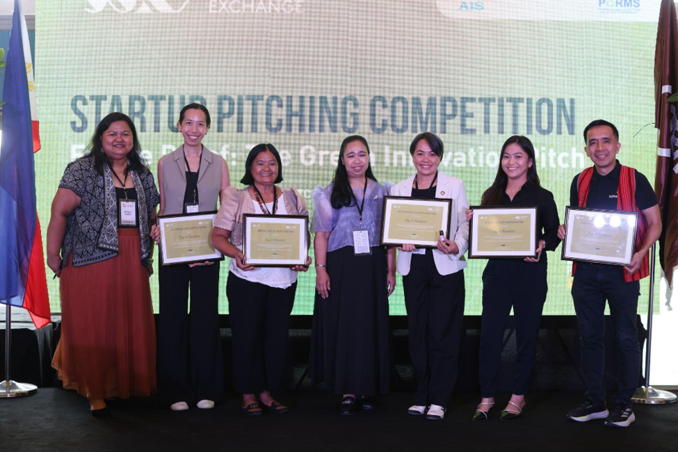  Finalists of the SSX pitching competition recognized by IFEX Philippines Project Director Rowena Mendoza and Chief Trade-Industry Development Specialist Katrina Pineda.  