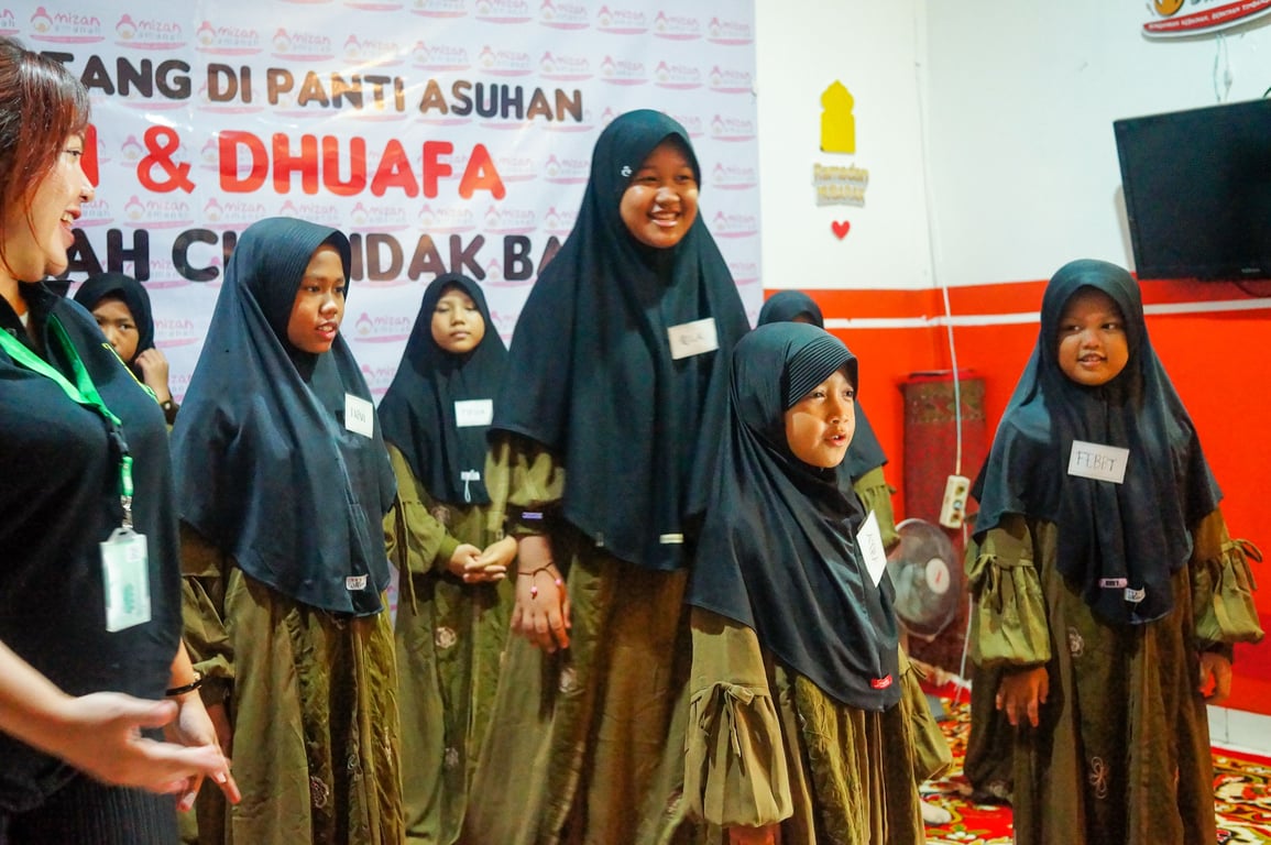 Anak-anak Rumah Singgah Mizan Amanah menampilkan yel-yel bersama tim Smart Salary. Sumber: Smart Salary.