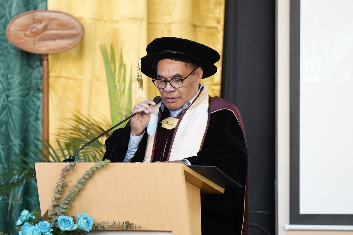 Prof. Drs. Tuga Mauritsius, MSi., PhD. membacakan orasi ilmiah berjudul “A New Generation of Decision Support System: Integrating Machine Learning, Scenario Analysis, and System Dynamics”.