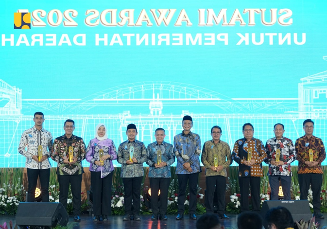 Tengah - Bapak Dody Hanggodo Menteri Pekerjaan Umum