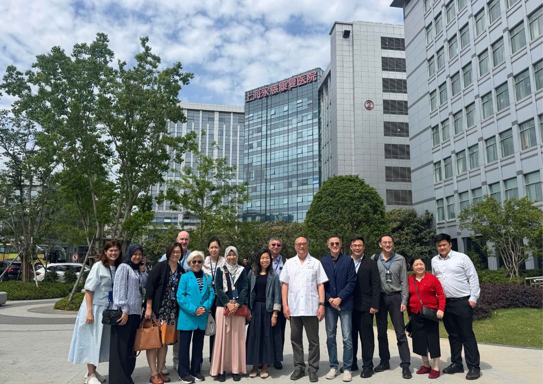 Picture 7: Delegates visiting Yong Ci Hospital.