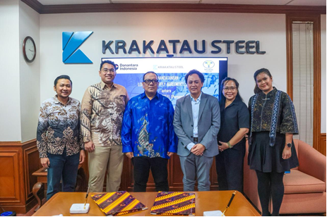 Direktur Komersial, Pengembangan Usaha, dan Portofolio Krakatau Steel, Hernowo, beserta tim Komersial dan President Director PT Tata Metal Lestari, Stephanus Bagus Pambudi Koeswandi beserta tim pada agenda penandatangan LTSA di Gedung Krakatau Steel, Jakarta