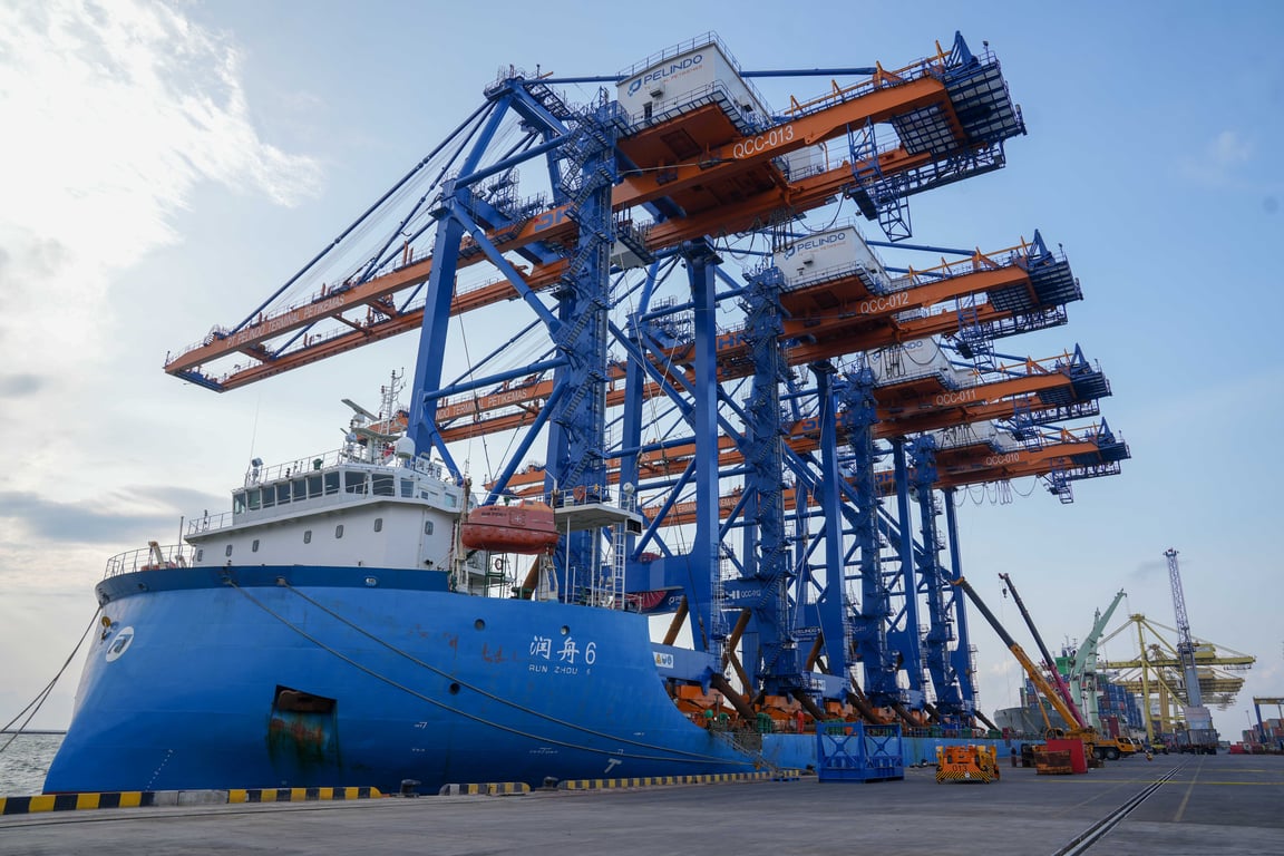 Empat unit Quay Container Crane (QCC) tiba di TPK Semarang, Jawa Tengah, belum lama ini. Kedatangan alat baru ini akan memperkuat kapasitas bongkar muat di Terminal Petikemas. (Kredit: Istimewa)