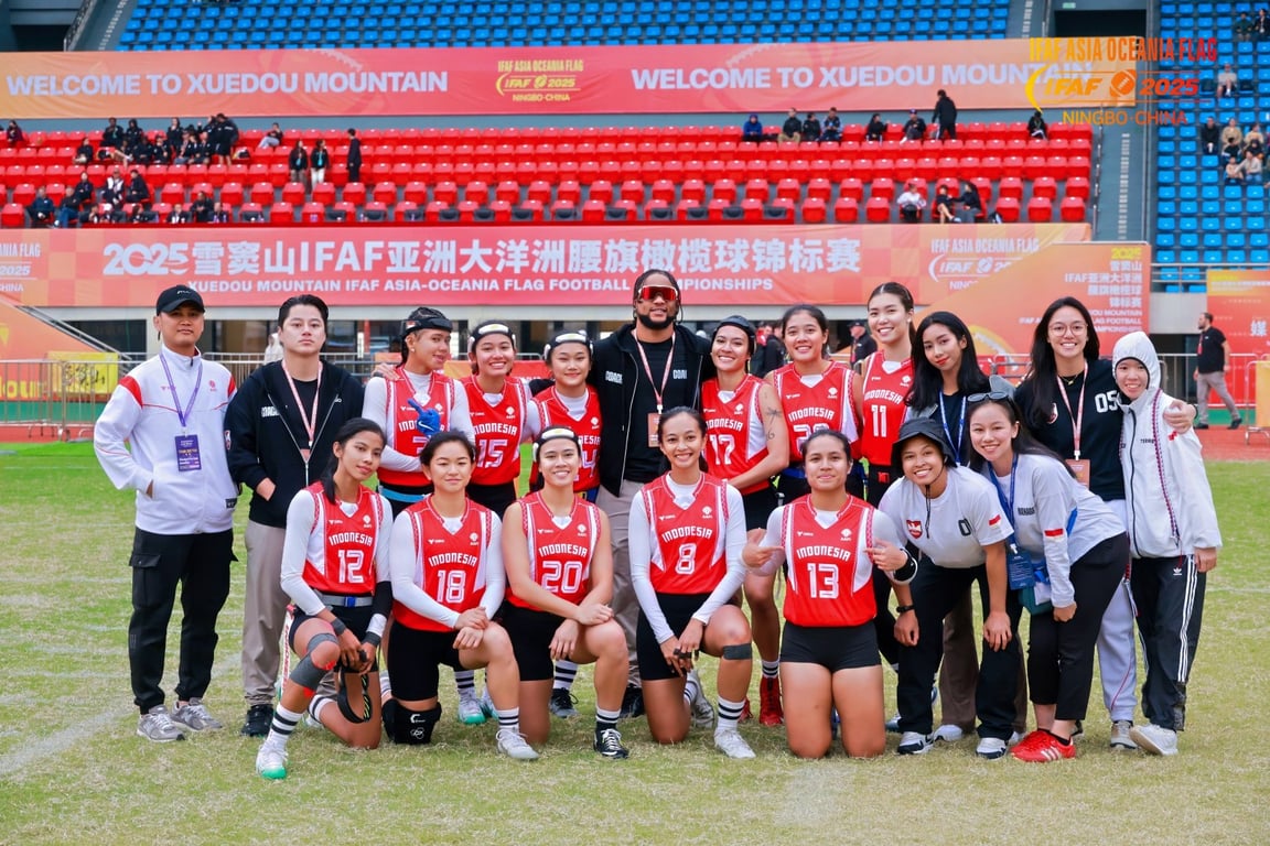 Tim Nasional Flag Football PUtri Indonesia berfoto bersama pasca-pertandingan di Ningbo, Cina.
