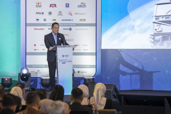 Chairman
Asosiasi Logistik dan Forwarder Indonesia (ALFI/ILFA) yang juga Direktur Utama PT Krakatau Steel (Persero)
Tbk, , Akbar Djohan, memberikan sambutan pada opening ceremony ALFI Convex
2025