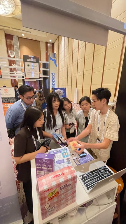 Brian Tay, Co-Founder HOVARLAY, berdialog dan memberikan demo AR interaktif kepada pengunjung di area Startup Factory, Tech in Asia Conference 2025.