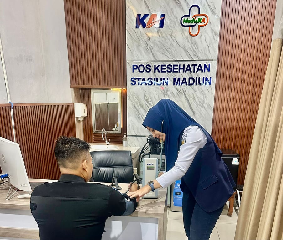 Petugas kesehatan KAI Daop 7 Madiun memberikan layanan pemeriksaan kesehatan kepada pelanggan sebagai upaya mendukung keselamatan dan kenyamanan perjalanan kereta api selama masa Angkutan Nataru 2025/2026