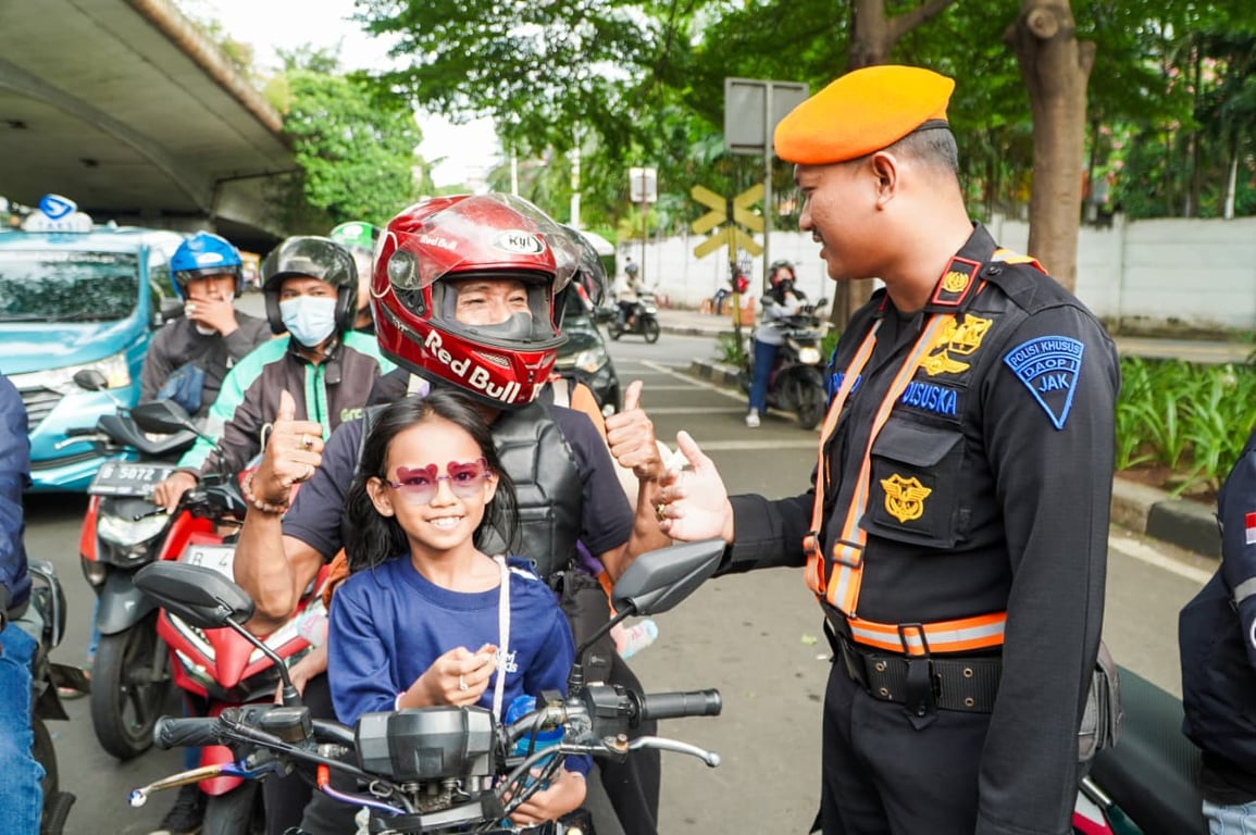 Polisi Khusus Kereta Api (Polsuska) sedang memberikan imbauan keselamatan kepada salah satu pengguna jalan raya dalam kegiatan sosialisasi keselamatan KA di perlintasan sebidang