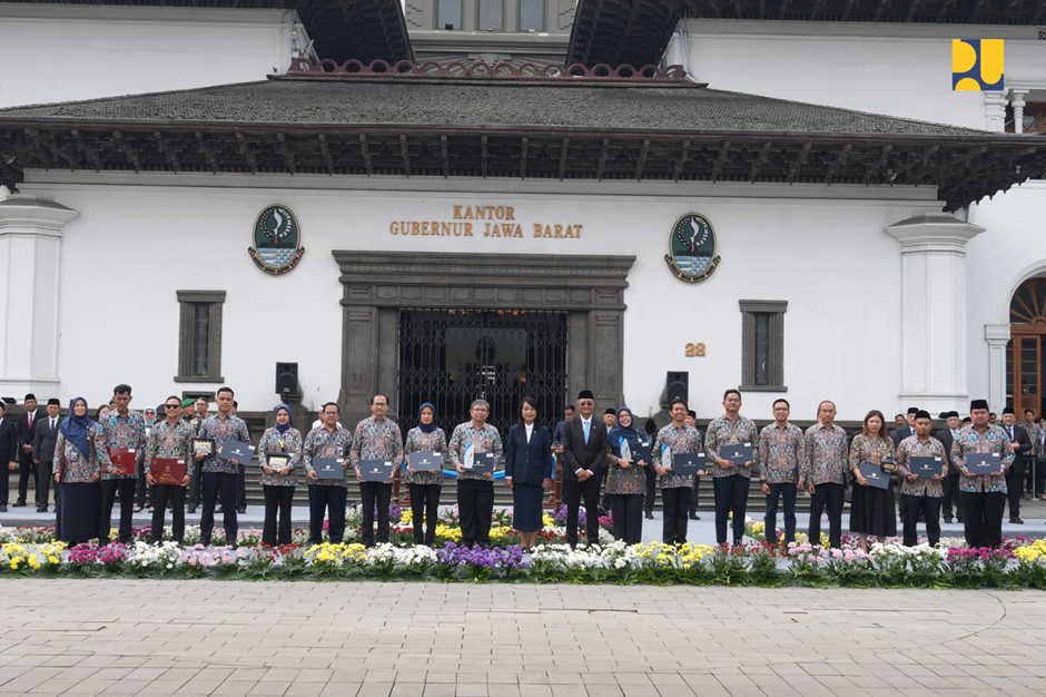 Caption : Tengah Berpeci, Bapak Dody Hanggodo Menteri Pekerjaan Umum