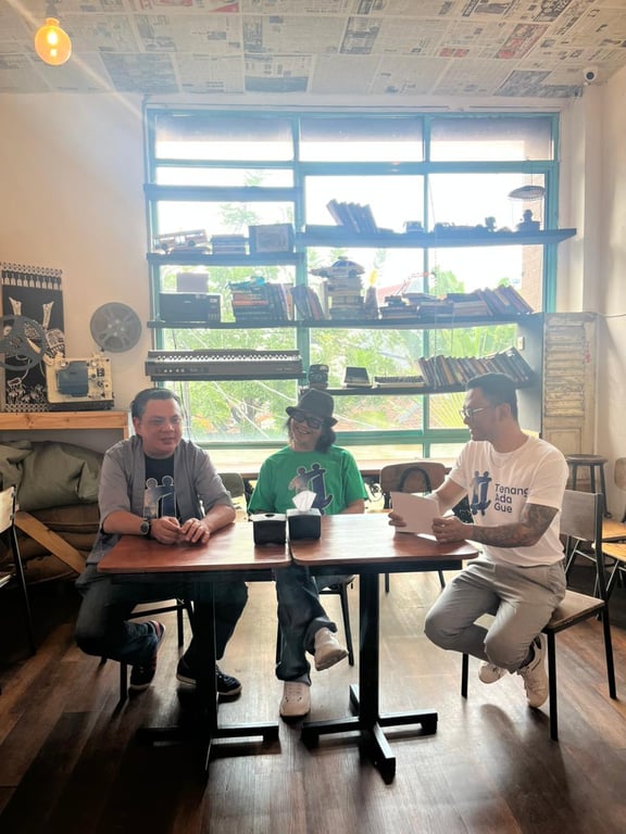 Patrick J Laurens, Program Manager IAC (kanan) bersama dengan Bongky Marcel (BRODERBONG) dan Ferry Norila (IAC)