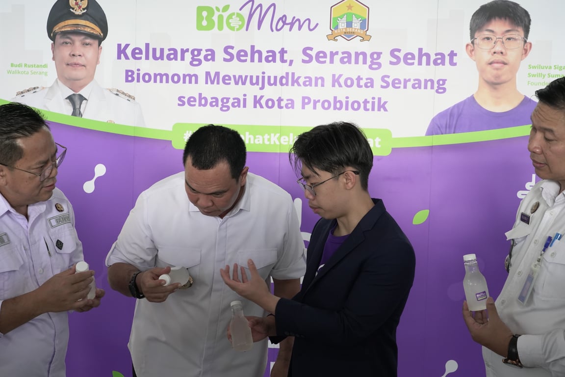 Swiluva Ma Menjelaskan Khasiat Minuman Probiotik Kepada Walikota Serang