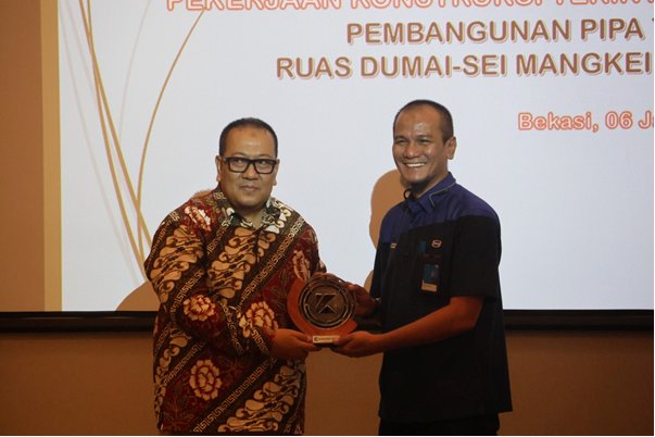 Direktur Komersial, Pengembangan Usaha, dan Portofolio PT KS, Hernowo (kiri) bersama Direktur Perencanaan dan Pembangunan Infrastruktur Migas Kementerian ESDM, Agung Kuswardono (kanan)