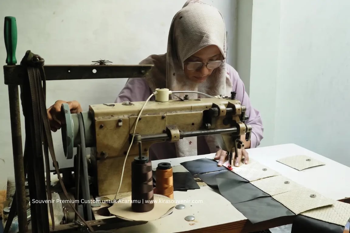 Kira Souvenir berkolaborasi dengan pengrajin lokal untuk menciptakan souvenir kombinasi anyaman premium (sumber: dok. Kira Souvenir)&nbsp;&nbsp;