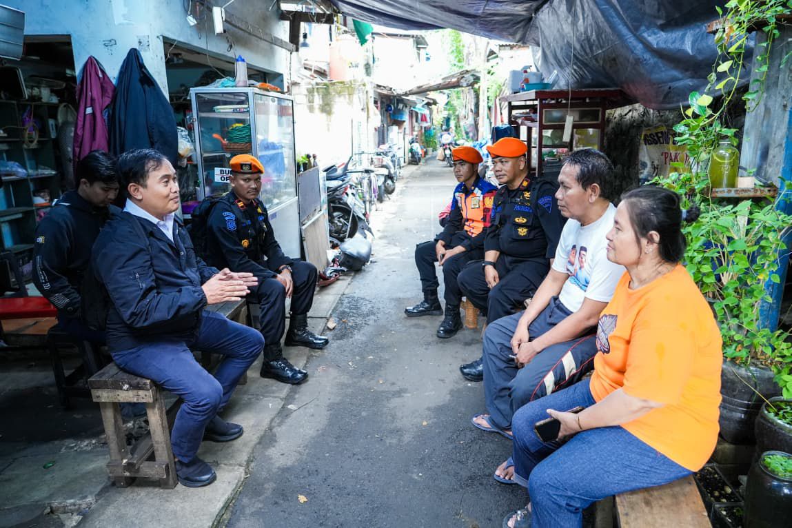 Manajer Humas KAI Daop 1 Jakarta, Ixfan Hendriwintoko mengimbau masyarakat agar tidak menempati area Rumaja dan Rumija karena termasuk zona terlarang demi keselamatan bersama dan kelancaran operasional perjalanan kereta api