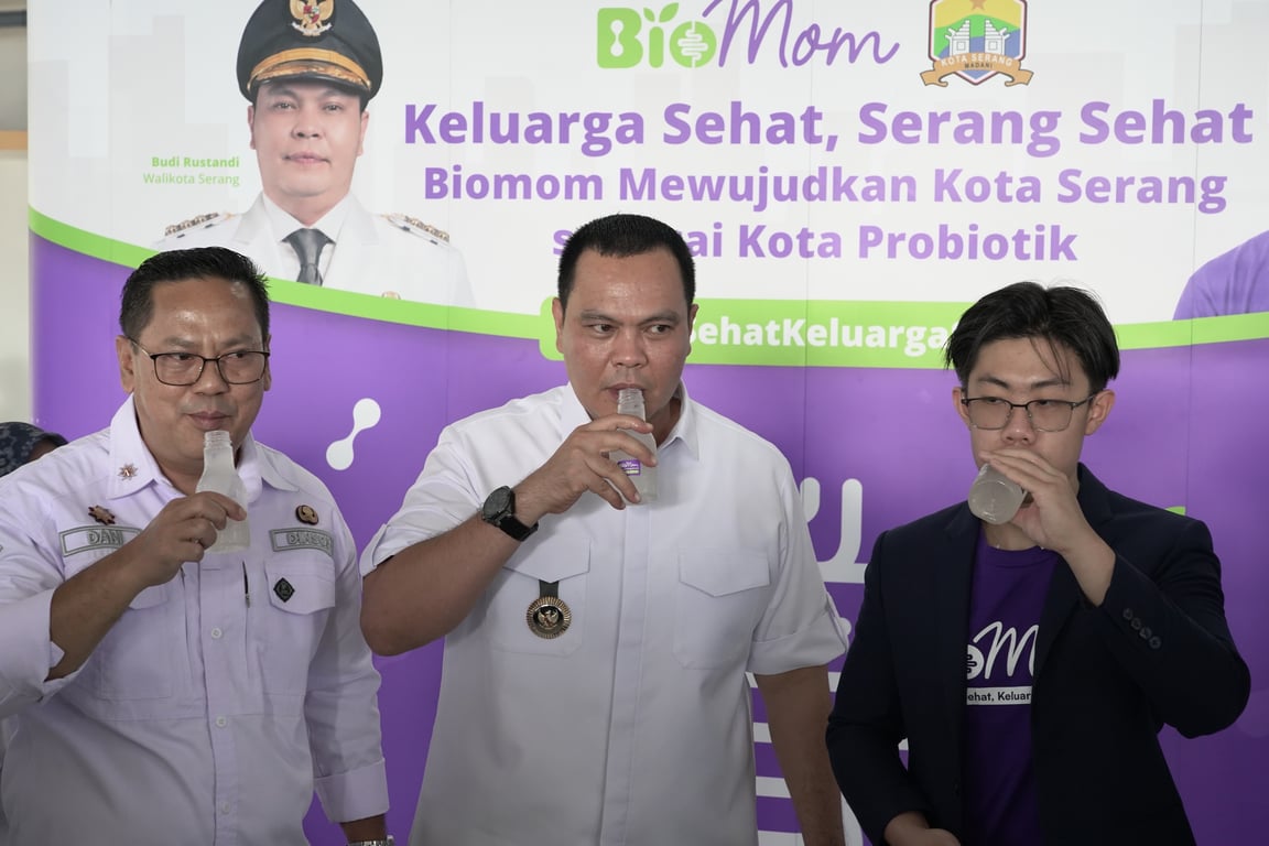 Swiluva Ma Bersama Walikota Serang Mengkonsumsi Minuman Probiotik