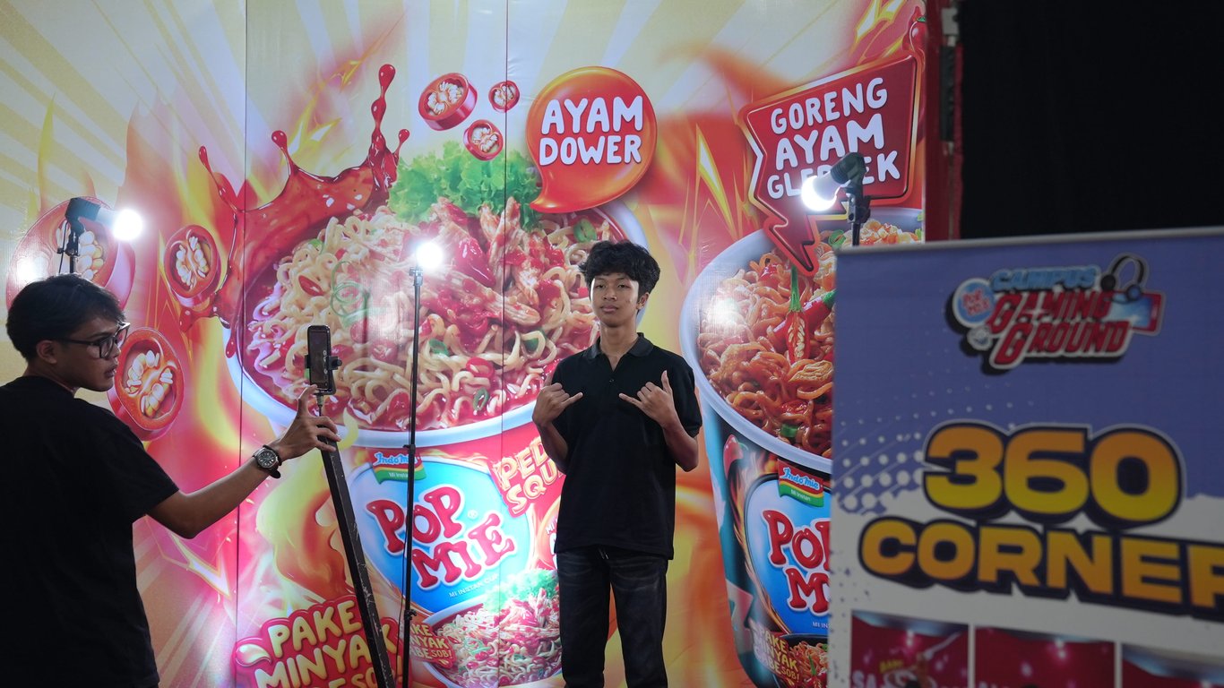 &nbsp; Mahasiswa Menjajal 360&nbsp;<i>Corner</i>&nbsp;dalam<i>&nbsp;Brand Experience Activity</i>&nbsp;Pop Mie&nbsp;<i>Campus Gaming Ground</i>&nbsp;di IPB&nbsp;&nbsp;