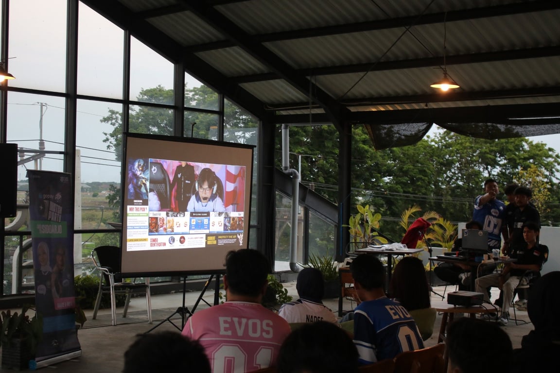 Komunitas esports Sidoarjo menyaksikan pertandingan MPL dalam EVOS GoPay Watch Party di Amor Restaurant &amp; Cafe