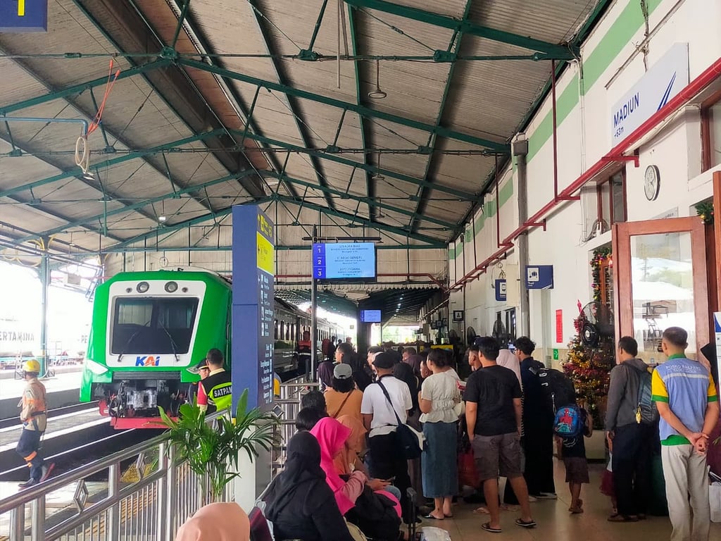 Penumpang KA Bias di Stasiun Madiun sedang Menunggu Antrean untuk Naik ke Dalam Kereta.