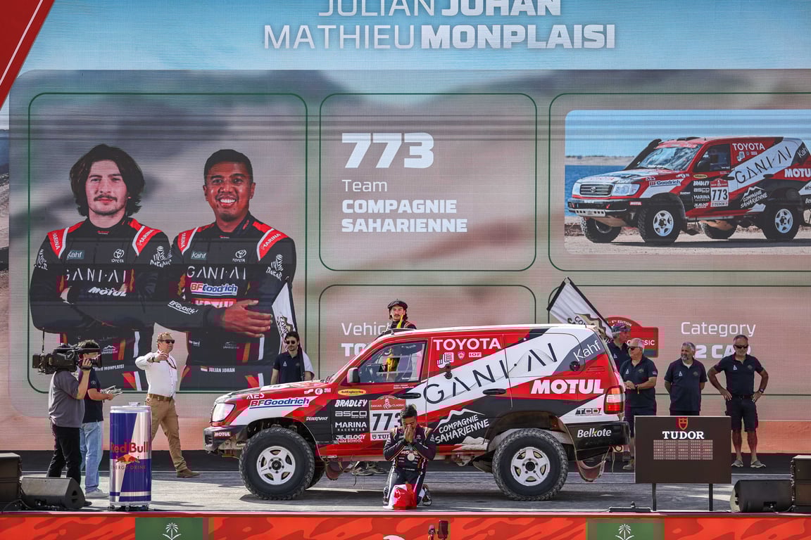 Julian Johan menangis haru di upacara penghargaan Dakar Rally 2026