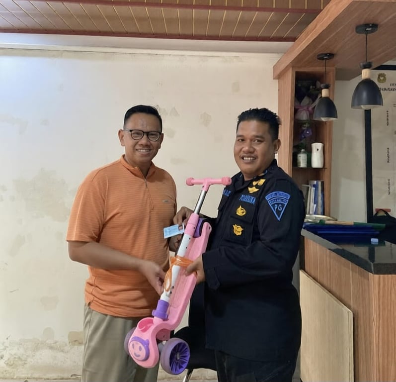 Foto : Salah satu penumpang yang menerima kembali barang yang tertinggal dari unit Pengamanan KAI