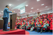 Direktur Utama PT Krakatau Steel (Persero) Tbk, Dr. Akbar Djohan, mengisi sesi kuliah umum pada agenda Krakatau Steel Goes to Campus di Universitas Hasanuddin, Makassar (21/5)