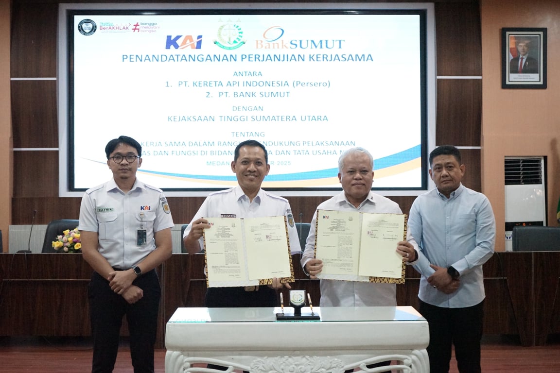 Vice President KAI Divre I Sumut, Sofan Hidayah (kedua kiri) dan Kepala Kejaksaan Tinggi Sumatera Utara, Dr. Harli Siregar, S.H., M.Hum (kedua kanan) menandatangani PKS di Kantor Kejaksaan Tinggi Sumatera Utara, Kota Medan pada Kamis (23/10/2025).