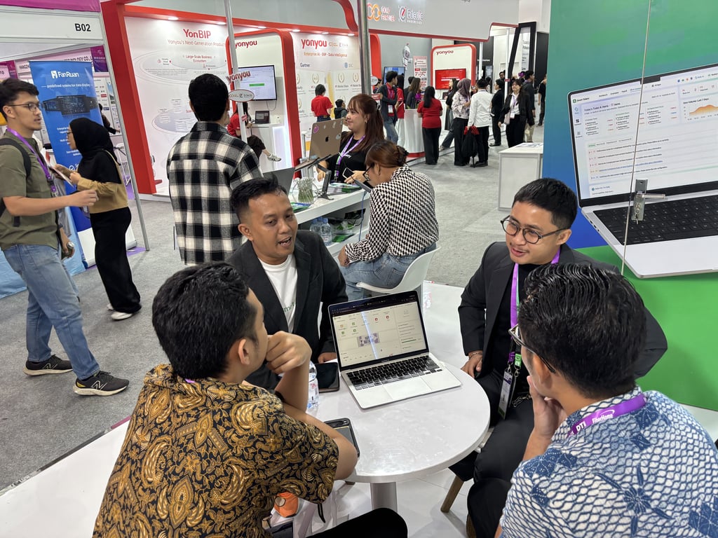 Smart Salary memperkenalkan ekosistem solusi Enterprise HR yang terdiri dari Enterprise Payroll, HRIS, Earned Wage Access (EWA), dan Sally AI kepada para pengunjung DTI-Cx 2026. Sumber: Smart Salary
