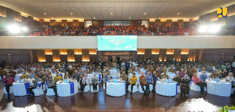 Tengah - Bapak Dody Hanggodo Menteri Pekerjaan Umum