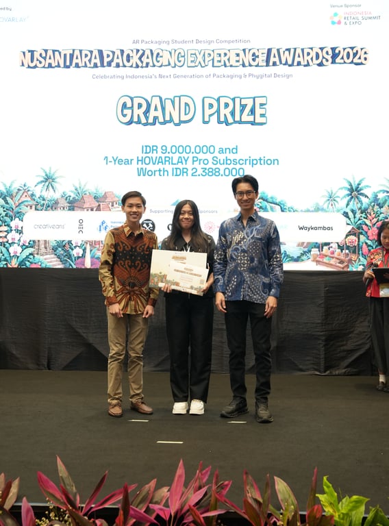 &nbsp; Pemenang Grand Prize bersama Co-Founder HOVARLAY, Kimming Yap dan Brian Tay, dalam NPEA Award Ceremony&nbsp;&nbsp;