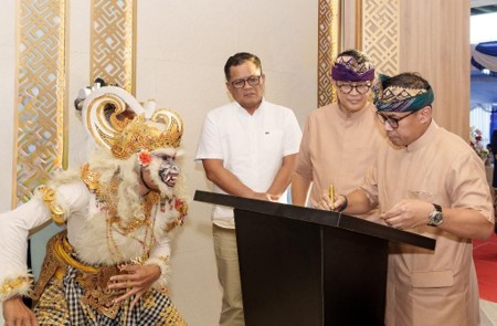 Peresmian kantor layanan di Denpasar Bali oleh Direktur Consumer Banking Bank BRI Aris Hartanto (kanan) didampingi oleh Komisaris Utama BRI Life M. Syafri Rozi (tengah) dan RCEO Region 17 Denpasar Bali Hery Noercahya (kiri)