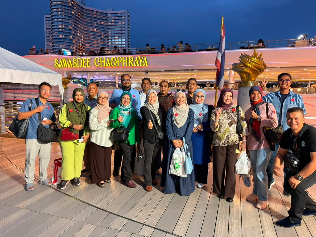 Delegates before on boarding the Sawasdee Chaophraya River Cruise. 