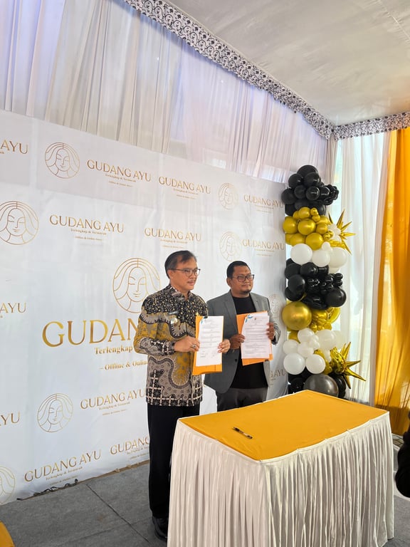 Muhammad Ibnu Rusydi (Kanan) saat menandatangani MoU dengan Disnaker.&nbsp;