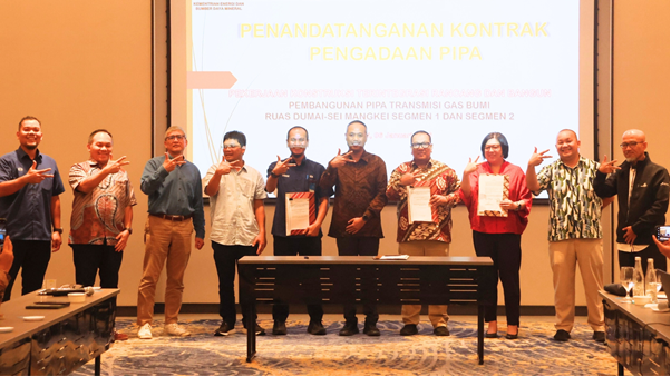 Hadir pada giat penandatanganan kontrak pengadaan pipa, Saud Manurung – PM KSO Wijaya Karya-Nindya Karya, Prof. Biemo Woerjanto – ITB, Erickson Simanjuntak – Koordinator Pelaksana Pembangunan Infrastruktur Migas Kementerian ESDM, Oumar Kamal – VP Wjaya Karya, Agung Kuswandono – Direktur Perencanaan dan Pembangunan Infrastruktur Migas Kementerian ESDM, Hernowo – Direktur Komersial, Pengembangan Usaha, dan Portofolio PT KS, Siayuri Sugiarto – Pimpinan KSO Rabana-Abipraya-SBS-Singgar, Imoda – PPK Dusem Segmen 1 & 2, beserta tim proyek Dusem Segmen 1 & 2.