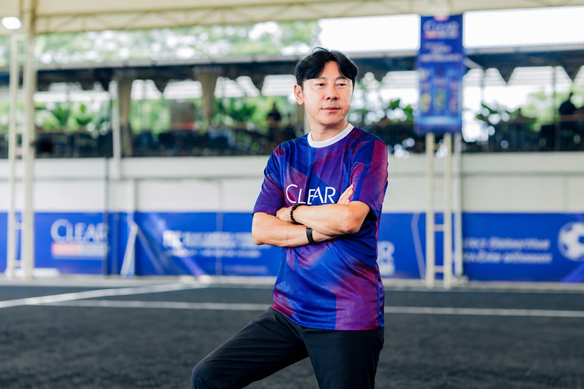 <i>Keterangan foto:&nbsp; Shin Tae-yong memberikan arahan kepada peserta CLEAR Men Ultra Squad Bootcamp dalam sesi pembinaan talenta muda sepak bola Indonesia.&nbsp;&nbsp;</i>