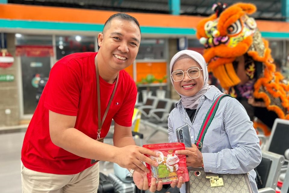 Foto : Pemberian apresiasi kepada penumpang di momen tahun baru Imlek 2577